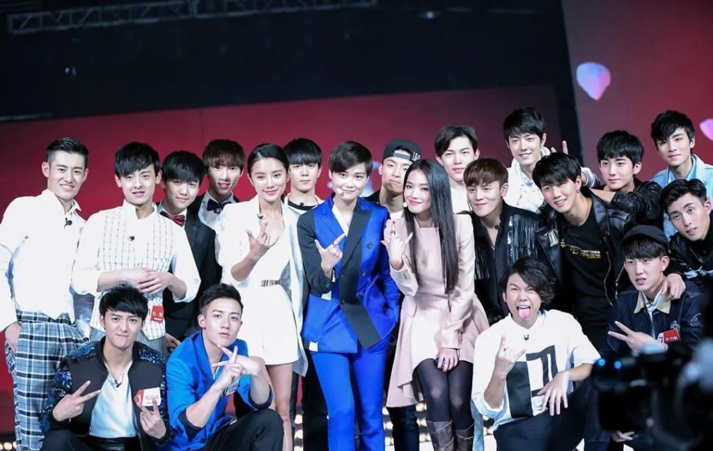 老外將巨大彈力球從大壩扔了下去,毫發(fā)無傷,網(wǎng)友:球的質(zhì)量真好!