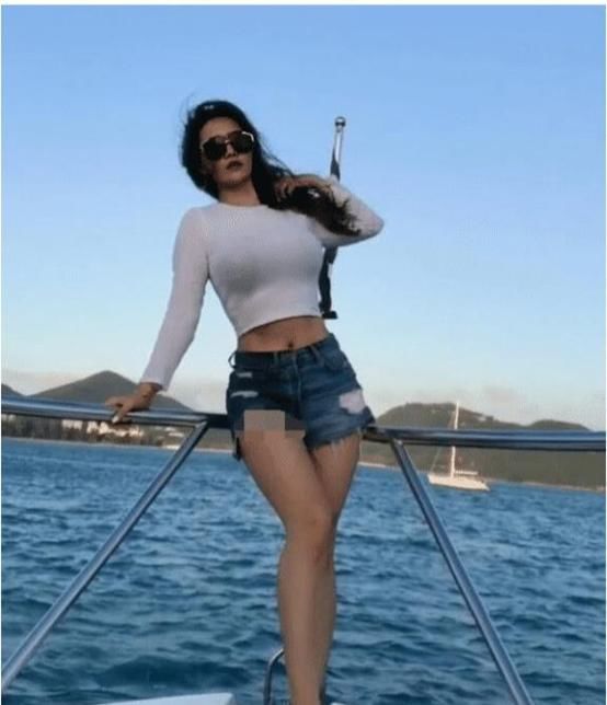 自信美才是真的美,身材曼妙,气质一览无余!