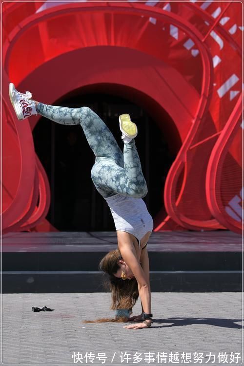 迷彩|浅灰色背心搭配迷彩健美裤,清凉舒适,凸显好身材