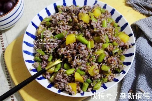 豆角|70岁老妈教我剩米饭新吃法,饭菜一锅,营养省事还健康,比炒饭香