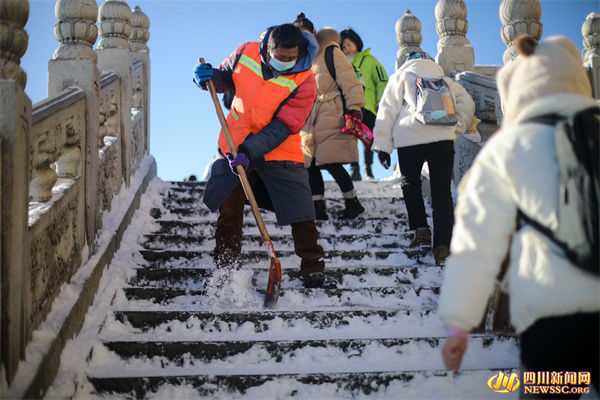 铲雪人|新春走基层｜峨眉山铲雪人：鏖战3079米，只为守护脚下一方平安