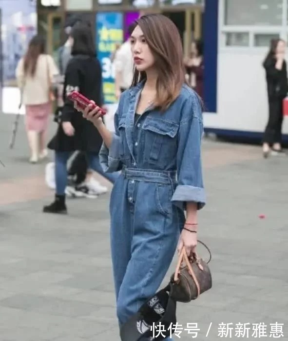 一身白色|街拍：一身白色搭配的美女，秀出白皙大长腿，让人怎么都看不够