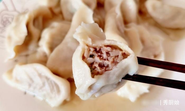 调白菜饺子馅，白菜是焯水还是用盐杀？都不对，教你正确做法，香