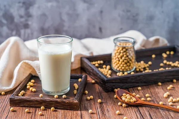 膳食纤维|牛奶、豆浆哪个含钙量高？蛋白质和脂肪含量哪个更高？答案来啦！