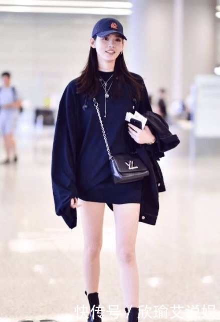 穿搭|赵丽颖的漫画腿又细又直，玩“下装失踪”挺占便宜，看着就有美感