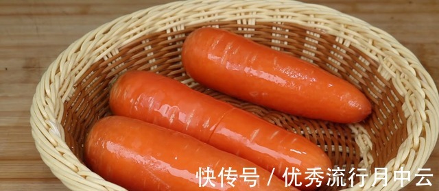 胡萝卜上锅蒸一蒸，是我家过年必做压轴菜，每年这道菜都先光盘！