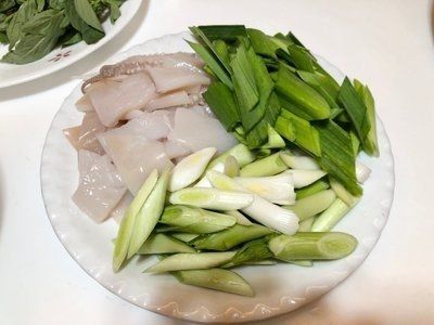  蒜苗炒鱿鱼的做法，鱿鱼这样炒最香，百吃不厌的下饭菜做法超简单