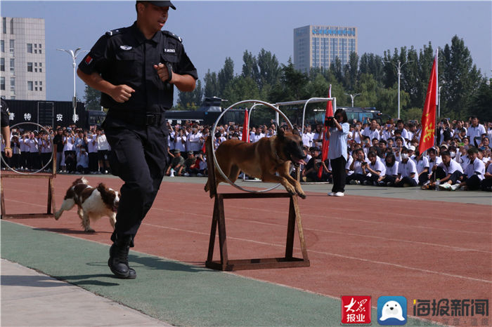 学院|共同庆祝第37个教师节——泰安市公安局特巡警支队走进山东服装职业学院开展“警校联动 共创平安”活动