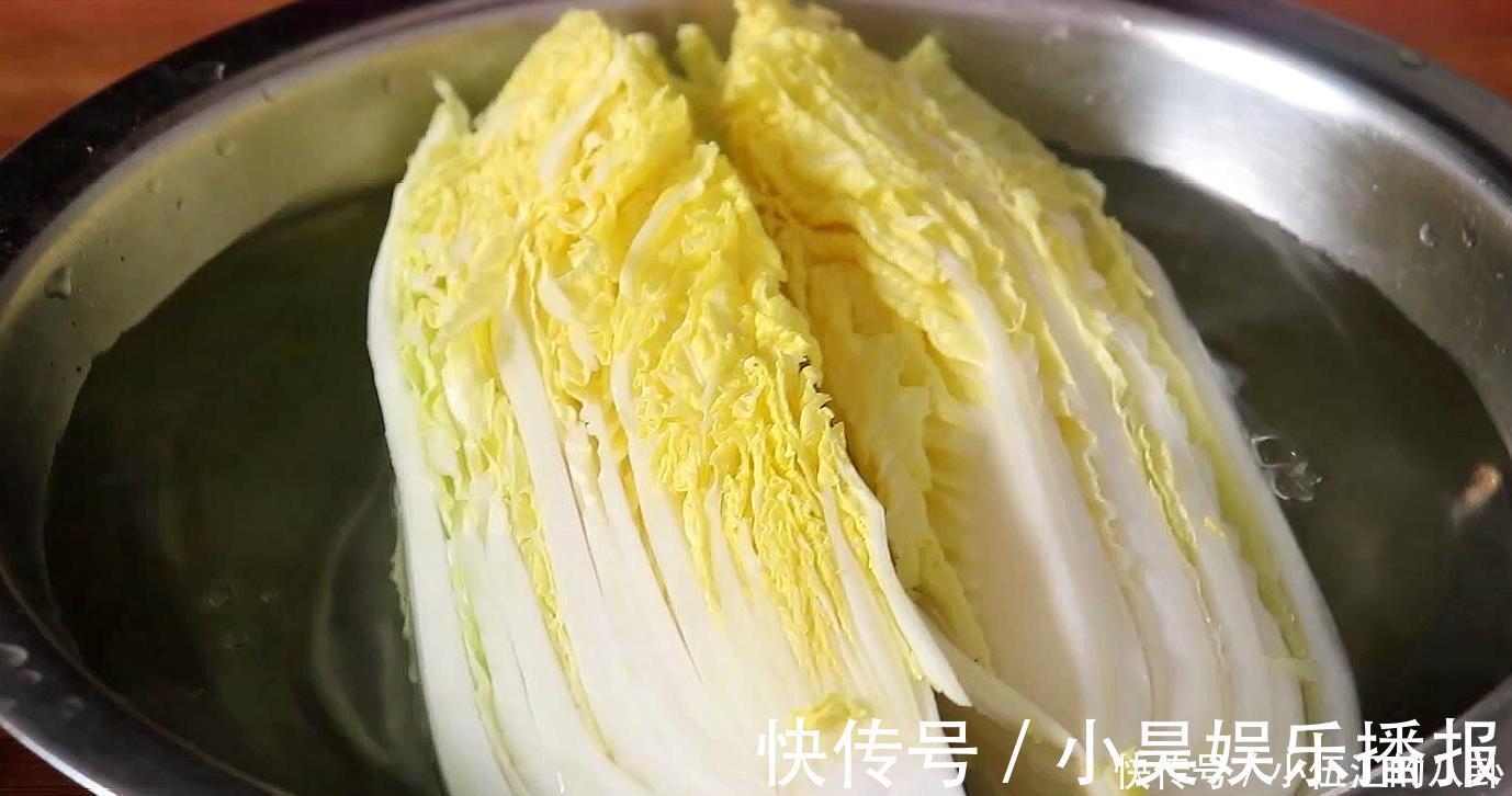 白菜|白菜不再炒着吃了,教你特色吃法,开水一烫,特别解馋