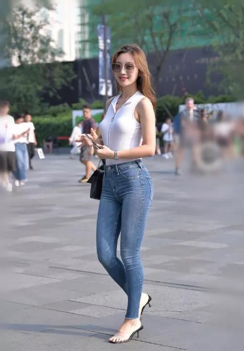  靓丽|美女气质优雅又迷人，青春又靓丽，展现出别样的风格韵味