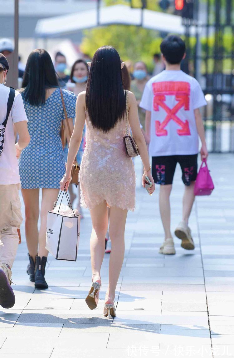 知性 连衣裙知性又俏皮,职业女性那种独有的成熟稳重,更显身材