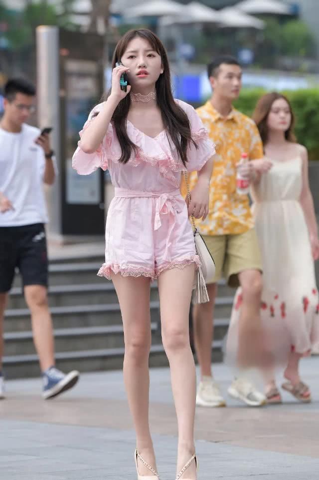 姑娘急着要见谁穿着睡衣就出门,无意间成路人眼中的美丽风景线