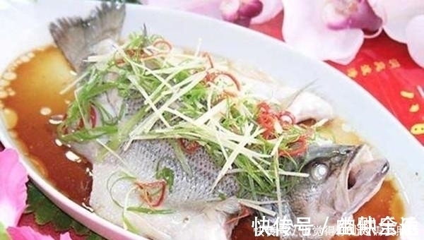 老师傅|清蒸鲈鱼,不放料酒不用生抽,老师傅教你正确做法,鱼肉鲜嫩不腥