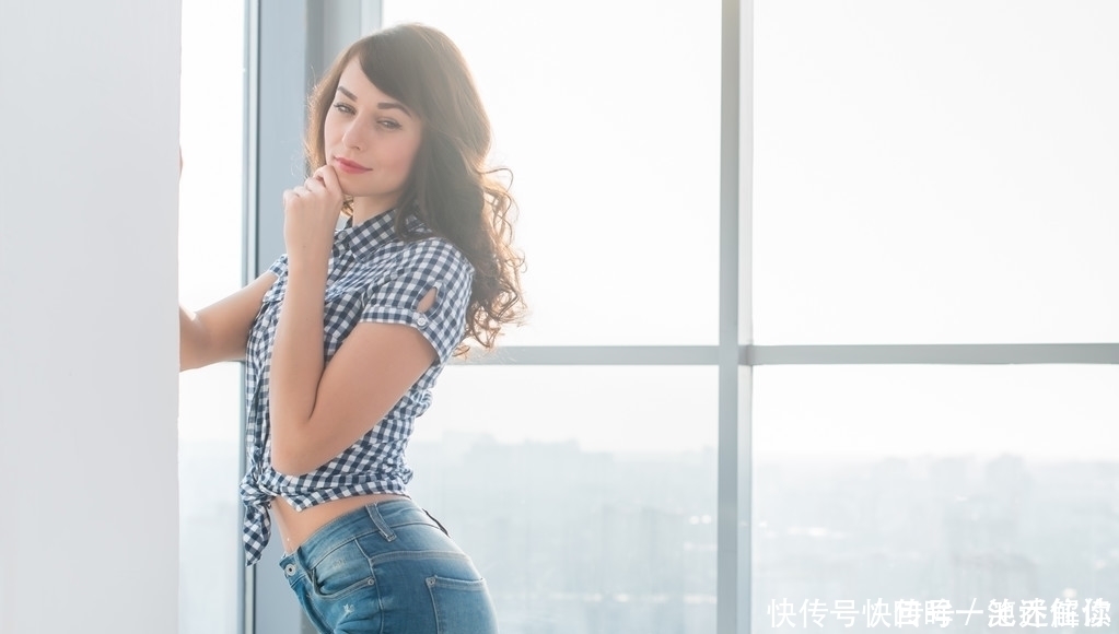  衬托|紧身牛仔裤衬托曲线身材，普通妹子秒变时尚女神，潮流范十足