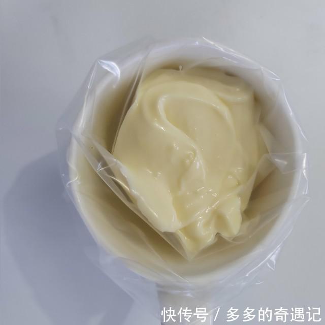 玉米淀粉|爆浆椰浆芝士奶盖蛋糕,切开一小口,竟然还是爆浆效果