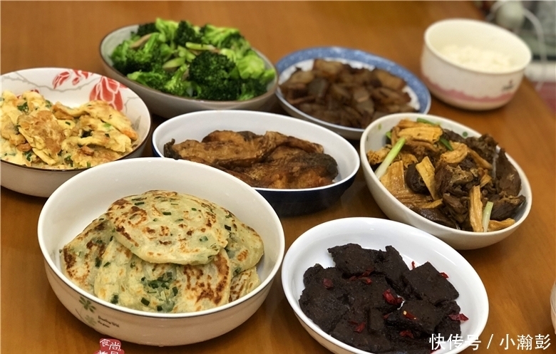  尽兴|周日在亲戚家聚餐，亲戚做了六款客家菜，大家吃得尽兴又满足