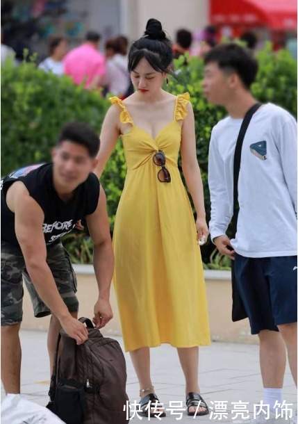 自然|橘黄色连连衣裙搭配黑色拖鞋,随意自然,仙气四溢