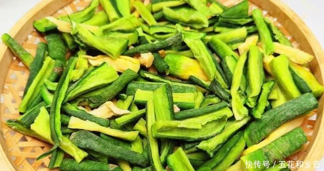 省事|冬天,遇到此菜别手软,一次买30斤,晒干腌起来,随吃随取特省事