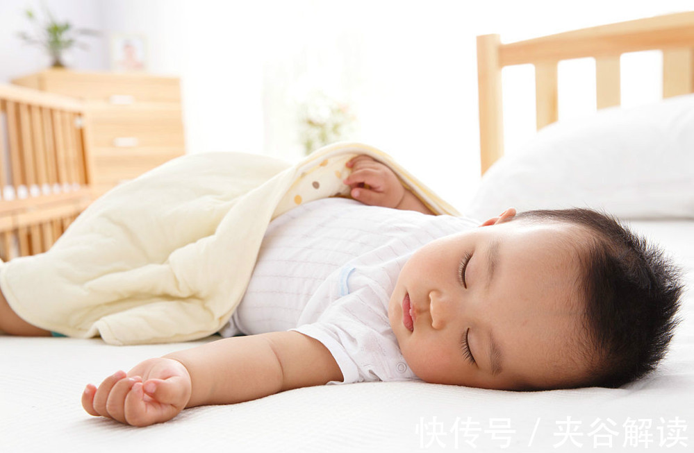 妈妈|父子4人抢妈妈,谁打赢谁和妈妈睡,网友喊话:这是欺负小朋友啊