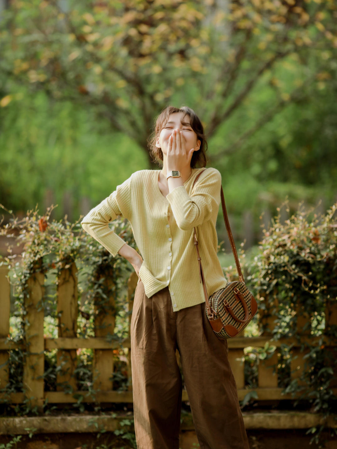 马甲+|小个子早秋穿搭指南!马甲+衬衫搭配休闲裤,穿起来少女感满分