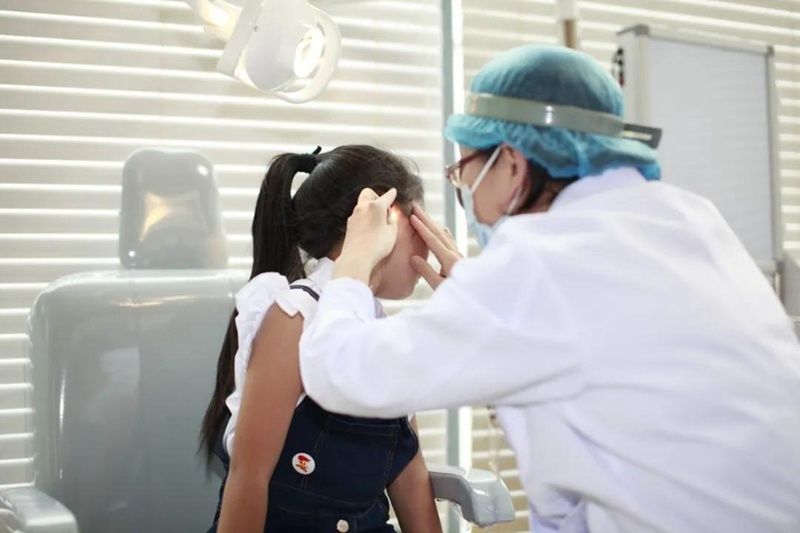 孩子|到底该不该经常给孩子掏“耳垢”？要区分年龄，做错了容易伤到娃