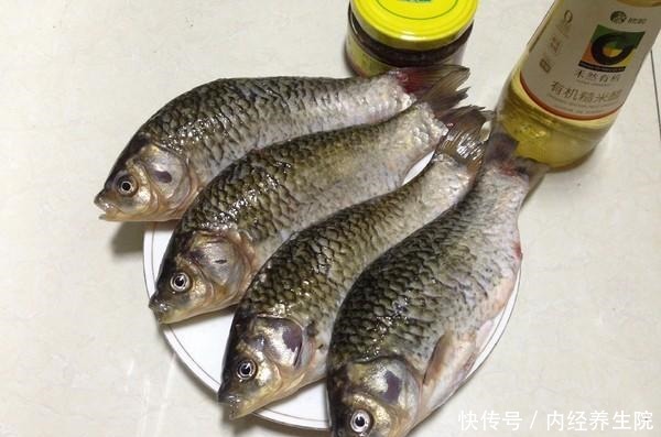 鱼刺卡在喉咙里,吞米饭喝醋都不行,教你这2招,鱼刺自己跑出来