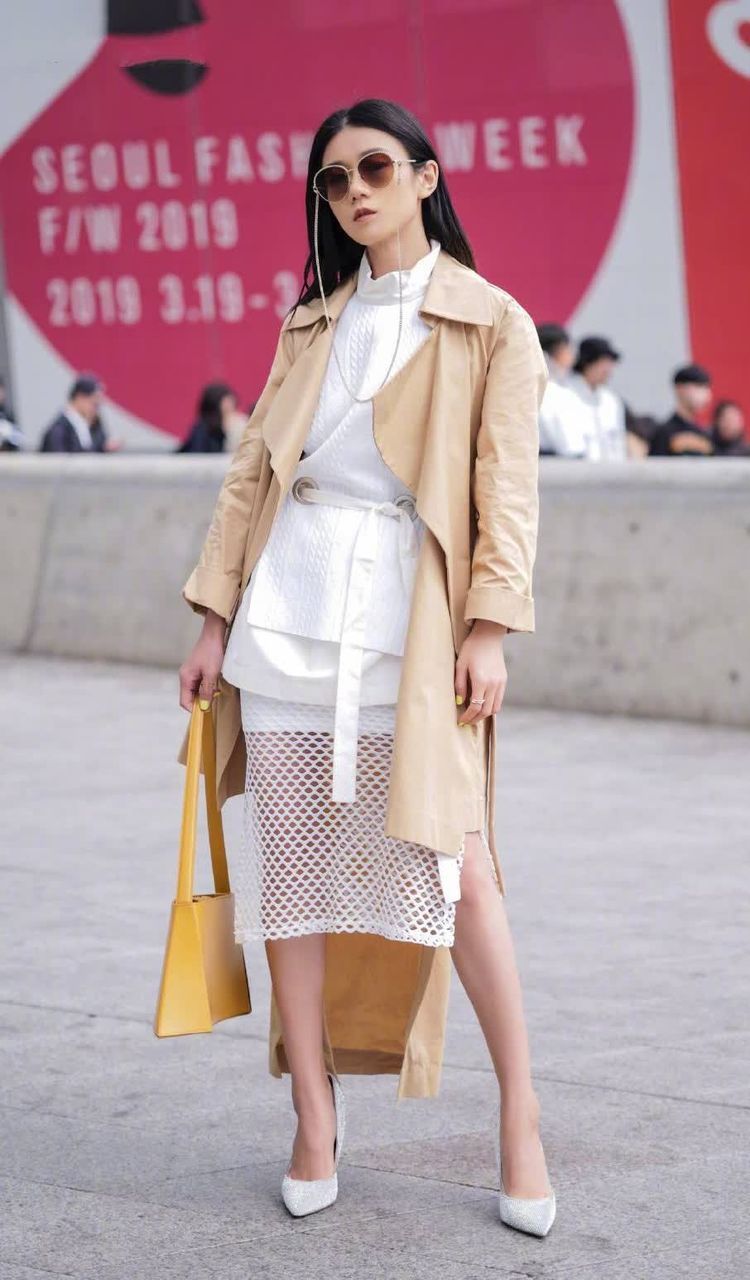 街拍:成熟的美女,长相不错身材好,笑容很暖心