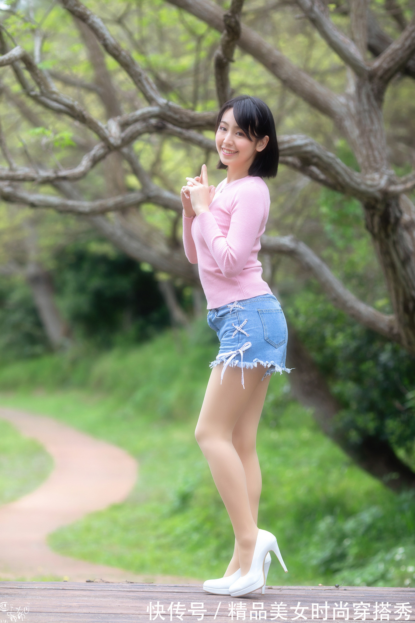 牛仔短裤|简单干练的冰丝衫,搭一条牛仔短裤,诠释了美女超凡脱俗的气质