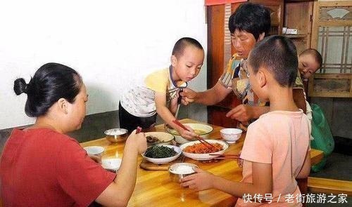 同事|长大后没出息的娃,吃饭时大多有这3种表现,第一种就让人反感