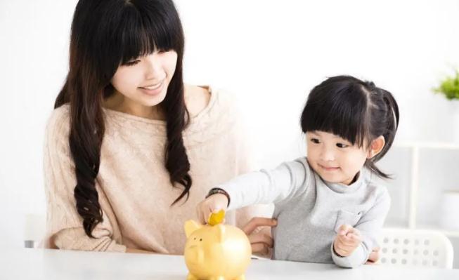 小朋友|当孩子开始要零花钱,父母说出不同的话,带来的影响大相径庭