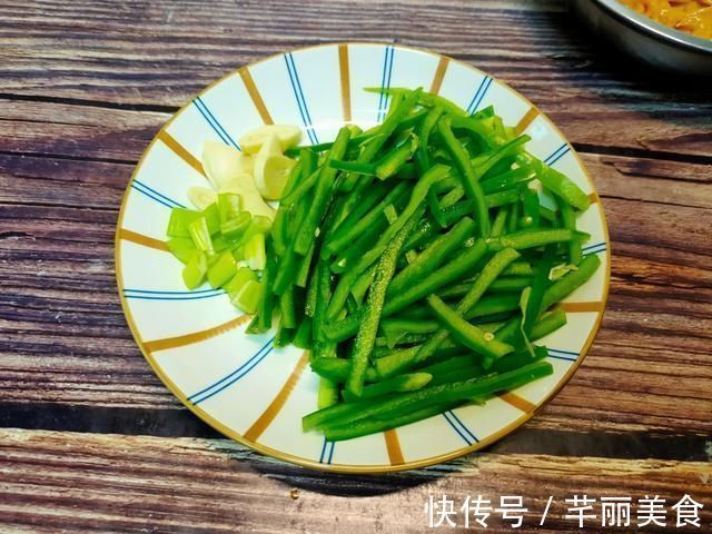 一日三餐|无论炒肉丝还是肉片，都不要直接下锅炒，学会饭店做法，又嫩又滑