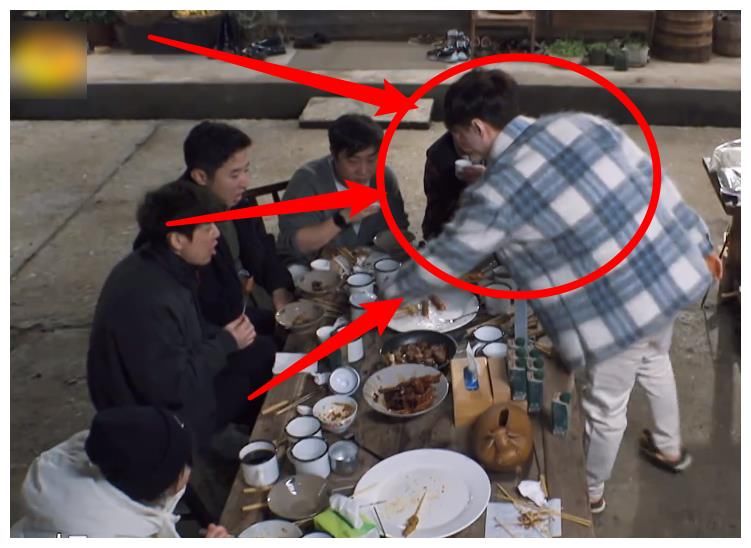 张艺兴来《向往5》充当工具人,忙得镜头都没有,黄磊彻底解放了