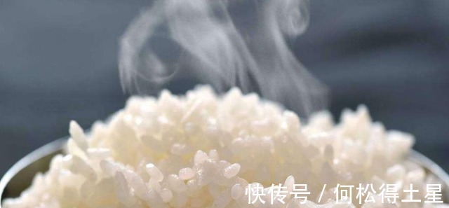 蒸米饭有人放醋有人放盐,都不对,大厨教你一招,粒粒分明不粘锅!