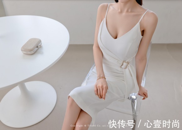 孙允珠|女神孙允珠高清时尚搭配：仙本那夏梦纯情雪白精灵吊裙