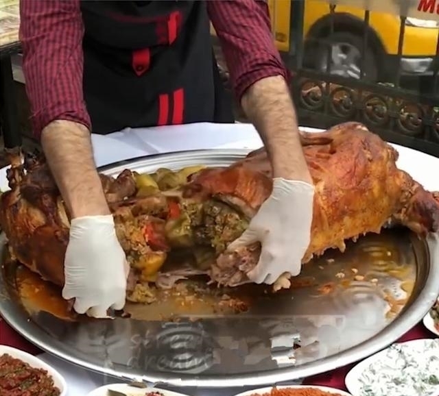 切开|花980元买了头烤全羊,切开后满满惊喜,这钱花得太值了