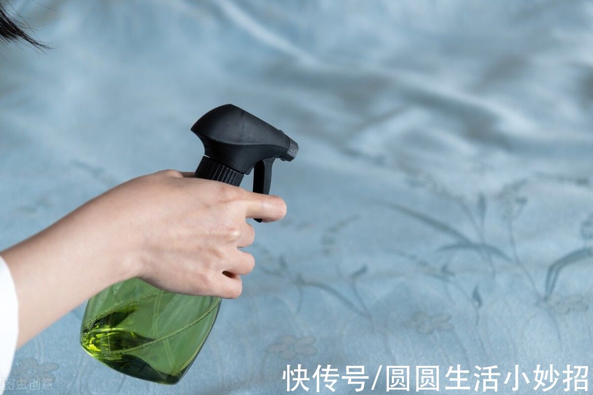 清洗床单时,在水里倒一碗,多脏的床单也能干净如新,省事又方便