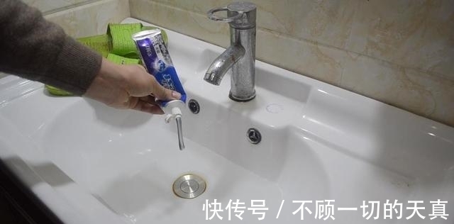 不管拖鞋多脏多黑，简单的泡一泡，一年没洗的拖鞋立马干净如新