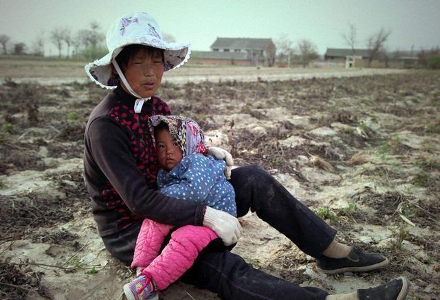 姐妹|双胞胎姐妹从小分开抚养，3年后妹妹回来，姐姐你别待在我家