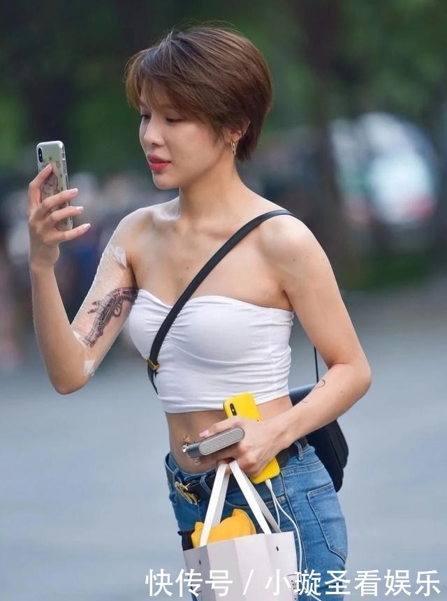 短发女孩|短发美女的新造型,白色T恤搭配牛仔裤,尽显青春活力