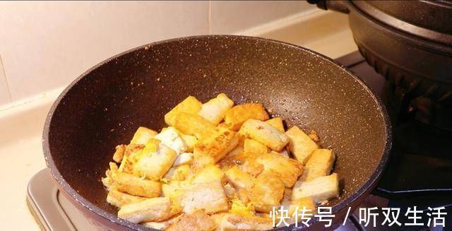 豆腐里打2个鸡蛋，简单一炒，老公孩子最喜欢，每次上桌都吃光光