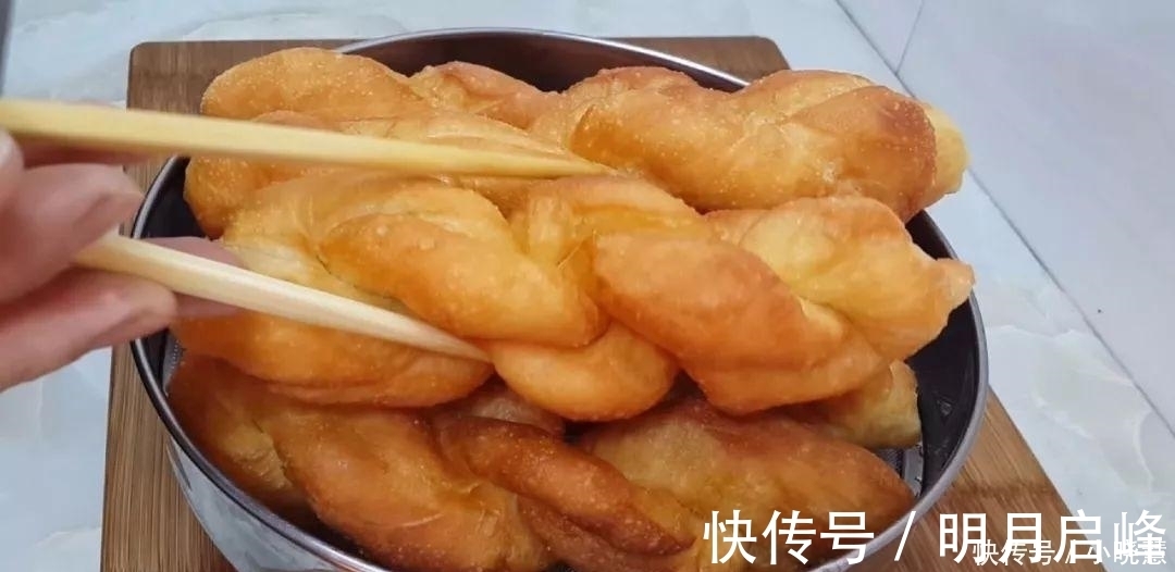 2个鸡蛋,1袋牛奶,不用一滴水,比油条面包还好吃,放凉都不会硬