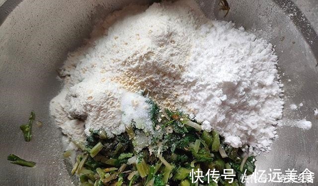 小饼|最近我迷上吃它，一拌一蒸好筋道，出锅蘸着料吃，2口一个，真香！