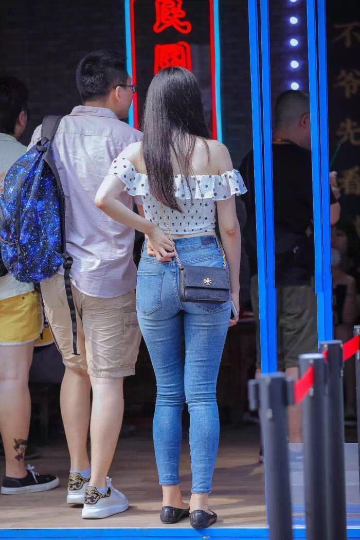 街拍小姐姐颜值不算高,一字肩牛仔裤穿搭也很迷人