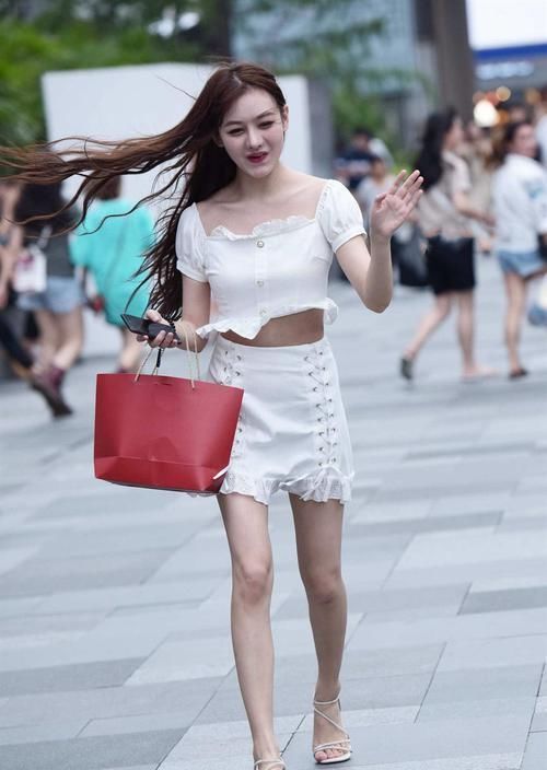 身材苗条|身材苗条的白富美,时尚穿搭白色修身A字裙,尽显美丽又大方