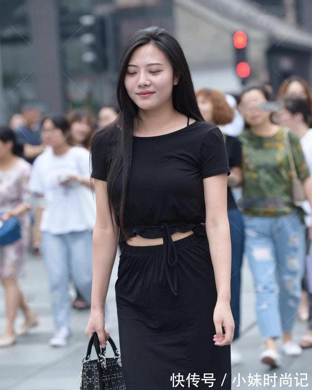 半身裙 黑色短袖配黑半身裙,优雅大气,穿着轻松时尚