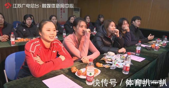 人才库|江苏女排正式告别蔡斌,张常宁出席欢送仪式,龚翔宇代表球员送花