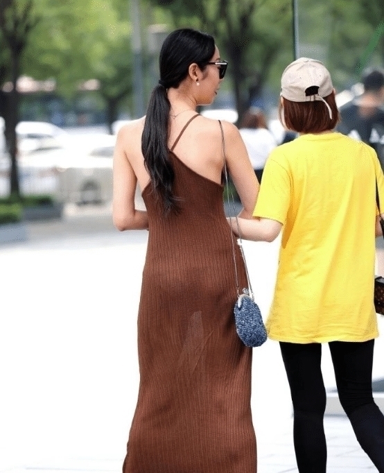 穿搭|长发及腰的美女,一身简约的穿搭,轻松释放出女神般的好气质