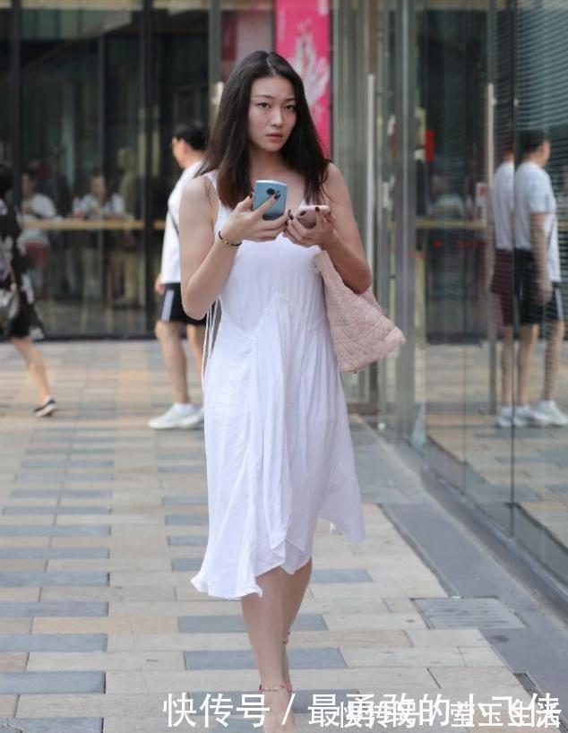 吊带裙 小姐姐有魅力，穿白色吊带裙时尚又迷人，成为街上一道美丽风景线