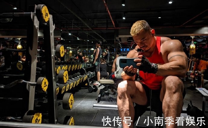 健身房|爱健身的IT小哥哥，十年如一日撸铁，打造出牛蛙般的腱子肉！