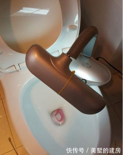 马桶堵塞何必次次花100元？公公用一盆泥鳅几分钟就搞定啦！